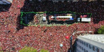 Multidão toma o Centro do Rio para celebrar o título do Flamengo