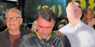 PSOL aciona a Justiça e pede investigação contra Flávio Bolsonaro por convocação de vigília