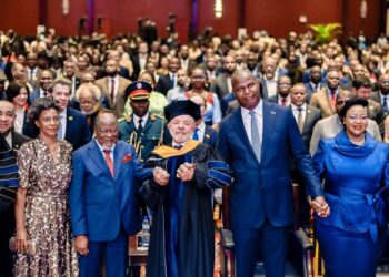 Lula recebe título de doutor honoris causa da Universidade Pedagógica de Maputo por contribuição à educação e cooperação internacional