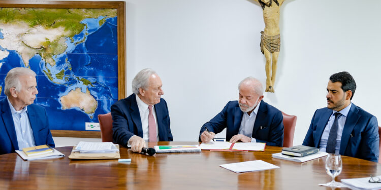 Presidente da República, Luiz Inácio Lula da Silva, durante assinatura do Projeto de Lei Antifacção, elaborado pelo Governo do Brasil, no Palácio do Planalto. Foto: Ricardo Stuckert/PR