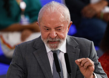 Lula sanciona lei que proíbe uso de linguagem neutra na administração pública