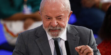 Lula sanciona lei que proíbe uso de linguagem neutra na administração pública