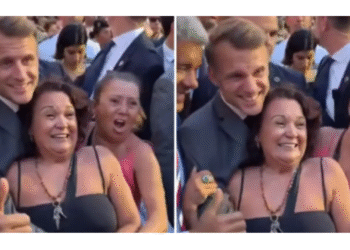 Presidente da França, Emmanuel Macron, é recebido com entusiasmo nas ruas de Salvador e distribui simpatia 6 Presidente da França, Emmanuel Macron, é recebido com entusiasmo nas ruas de Salvador e distribui simpatia