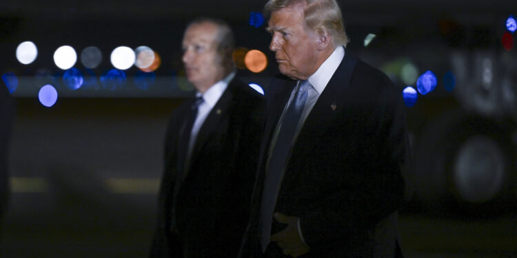 Em reviravolta, Trump defende liberação dos arquivos de Jeffrey Epstein pela Câmara 14 Foto oficial da Casa Branca por Molly Riley