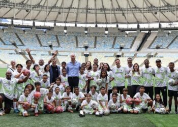 Príncipe William marca gol no Maracanã durante ação social no Rio e reforça compromisso com causas ambientais