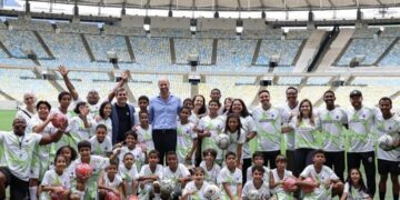 Príncipe William marca gol no Maracanã durante ação social no Rio e reforça compromisso com causas ambientais 1 Príncipe William marca gol no Maracanã durante ação social no Rio e reforça compromisso com causas ambientais