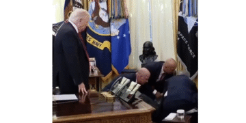 Representante farmacêutico desmaia atrás de Trump durante anúncio sobre corte nos preços de remédios para emagrecimento 16 Representante farmacêutico desmaia atrás de Trump durante anúncio sobre corte nos preços de remédios para emagrecimento