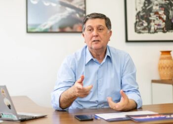 Prefeito de Florianópolis anuncia política de restrição de entrada e “devolução” de pessoas; medida gera críticas e questionamentos legais 19 Prefeito de Florianópolis anuncia política de restrição de entrada e “devolução” de pessoas; medida gera críticas e questionamentos legais