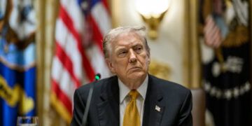 Trump, ausente na COP30, critica obra de estrada no Pará e ironiza ambientalistas