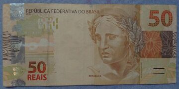 Fundações e associações sem fins lucrativos pagaram salários médios maiores que empresas em 2023, aponta IBGE