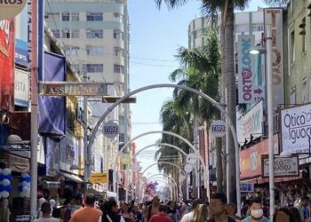 Desemprego cai a 5,2% e atinge menor nível desde 2012, aponta IBGE