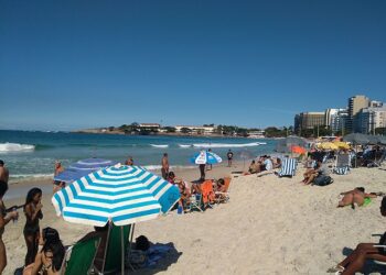 Prefeitura apreende garrafas e engradados enterrados na areia de Copacabana antes do réveillon
