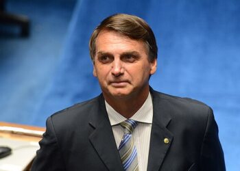 Bolsonaro apresenta nova crise de soluços e segue internado em Brasília