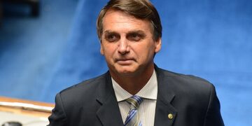 Bolsonaro apresenta nova crise de soluços e segue internado em Brasília