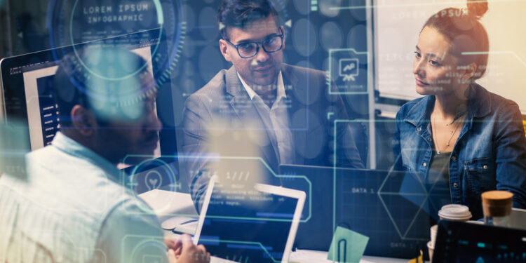 Vagas que exigem conhecimento em inteligência artificial crescem 65% no Brasil em 2025