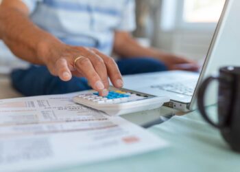 Pagamento do 13º salário impulsiona reorganização financeira e interesse por alternativas de crédito