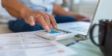 Pagamento do 13º salário impulsiona reorganização financeira e interesse por alternativas de crédito