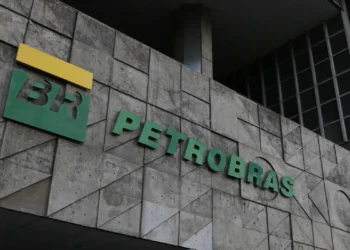 Trabalhadores da Petrobras iniciam greve nacional após rejeição de proposta de acordo 18 Trabalhadores da Petrobras iniciam greve nacional após rejeição de proposta de acordo