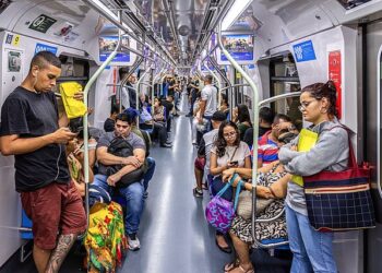 Metrô de São Paulo inicia operação 24 horas aos fins de semana em fase experimental