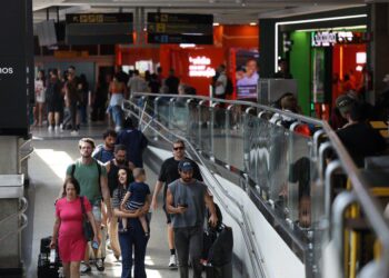 Transporte aéreo brasileiro deve bater recorde e chegar a 130 milhões de passageiros em 2025