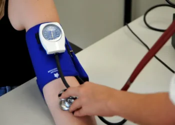 Entidades médicas alertam sobre riscos do uso de testosterona em mulheres