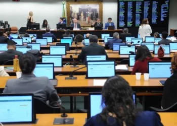 CCJ da Câmara aprova relatório que recomenda cassação de Carla Zambelli 8 CCJ da Câmara aprova relatório que recomenda cassação de Carla Zambelli