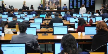 CCJ da Câmara aprova relatório que recomenda cassação de Carla Zambelli 15 CCJ da Câmara aprova relatório que recomenda cassação de Carla Zambelli