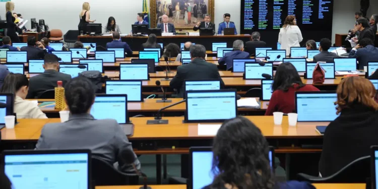 CCJ da Câmara aprova relatório que recomenda cassação de Carla Zambelli 14 Foto: Reprodução Renato Araújo / Câmara dos Deputados