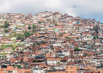 Favelas concentram maiores restrições de acesso a serviços urbanos, aponta IBGE