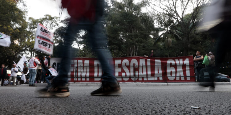 Protesto à atuação do Congresso Nacional na justiça tributária com a taxação dos super ricos, fim da escala 6×1 e a isenção de Imposto de Renda para quem ganha até R$ 5 mil, realizado em frente ao MASP. Foto: Paulo Pinto/Agência Brasil