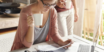 A chegada do 13º salário reacende debate sobre organização financeira e formação de reserva