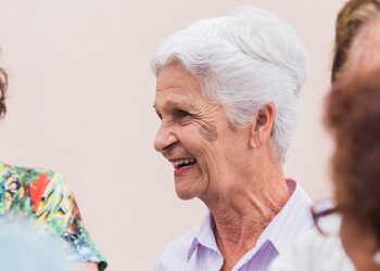 Número de idosos ocupados no Brasil bate recorde e chega a 8,3 milhões em 2024