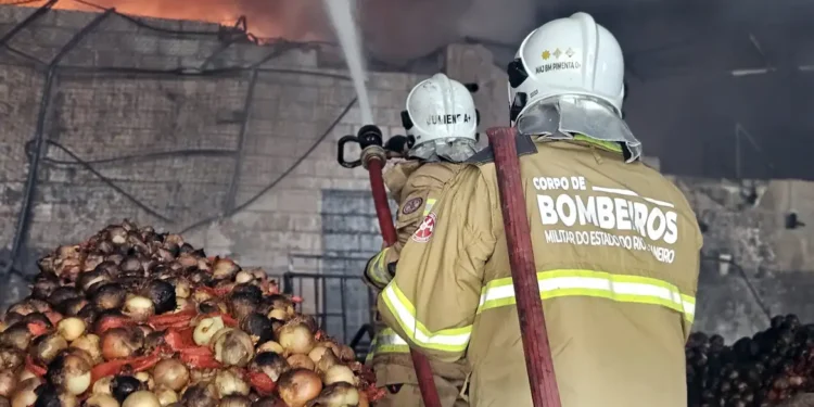 Incêndio de grandes proporções destrói 28 lojas no Ceasa do Rio 14 Foto; Reprodução CBEMRJ/Divulgação