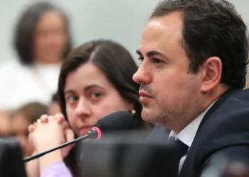 Câmara suspende mandato de Glauber Braga por seis meses