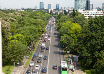 Emissões de CO₂ no transporte crescem 8% no Brasil apesar do avanço dos veículos elétricos