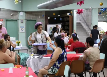 Almoço de Natal reúne população em situação de rua na Casa de Oração, em São Paulo