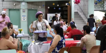 Almoço de Natal reúne população em situação de rua na Casa de Oração, em São Paulo