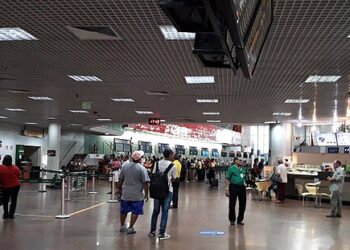 Aeroportos brasileiros batem recorde e transportam quase 130 milhões de passageiros em 2025