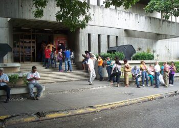 Um quarto dos brasileiros de baixa renda planeja pedir empréstimo bancário em 2026