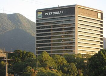 Produção de petróleo e gás no Brasil alcança 4,9 milhões de boe/d em novembro de 2025
