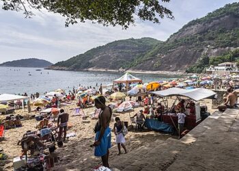 Brasil bate recorde histórico no turismo internacional em 2025