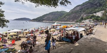 Brasil bate recorde histórico no turismo internacional em 2025