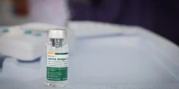 Vacina brasileira contra dengue começa por profissionais do SUS e terá produção ampliada