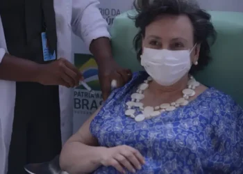 Cinco anos da primeira vacinação contra a covid-19 no Brasil expõem vidas salvas e perdas evitáveis