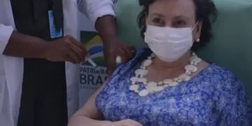 Cinco anos da primeira vacinação contra a covid-19 no Brasil expõem vidas salvas e perdas evitáveis