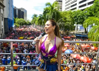 Bloco da Lexa reúne multidão no circuito Preta Gil e marca retorno da cantora ao carnaval de rua