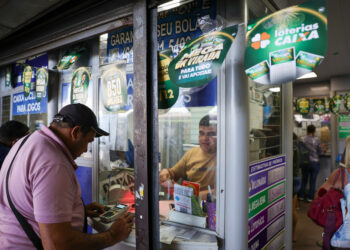 A Mega da Virada premiou seis apostas, que vão dividir o prêmio total de R$ 181,8 milhões