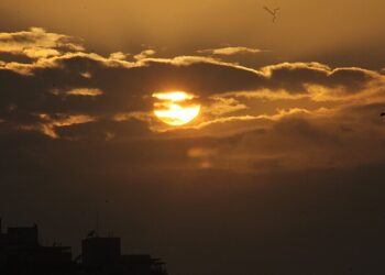Defensorias acionam Justiça para exigir medidas contra efeitos do calor extremo sobre população de rua no Rio