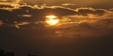 Defensorias acionam Justiça para exigir medidas contra efeitos do calor extremo sobre população de rua no Rio