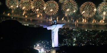 Virada do ano no Rio reúne 2,6 milhões em Copacabana e supera público do ano anterior